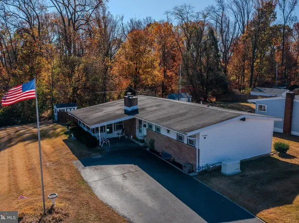 216 Robin Hood Ln, Aston, PA 19014