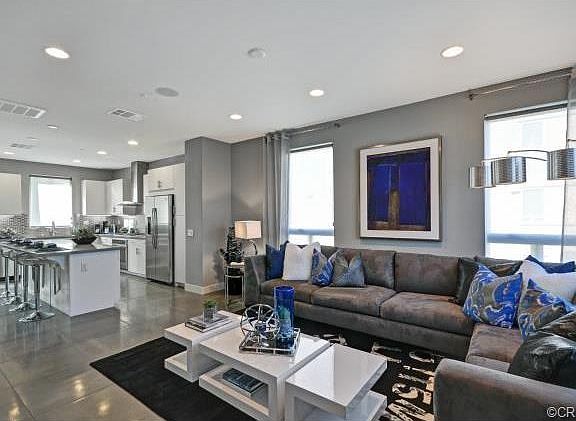 5th image of 682 N Gramercy Pl