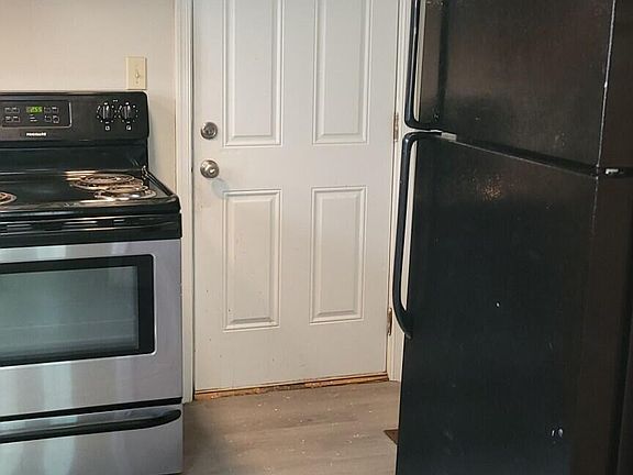 4th image of 305 Queen St #A