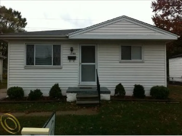 1240 E Harwood Ave photo 1
