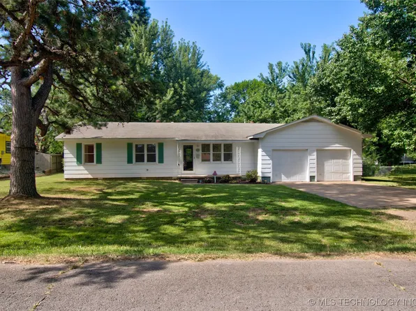 604 Spring Ave, Checotah, OK 74426