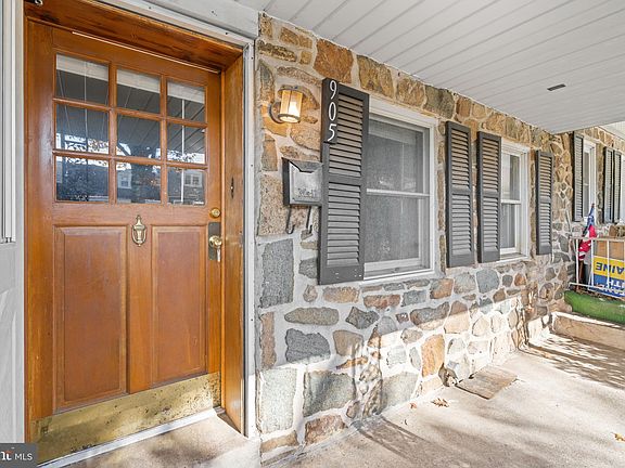 2nd image of 905 Woodlawn Ave