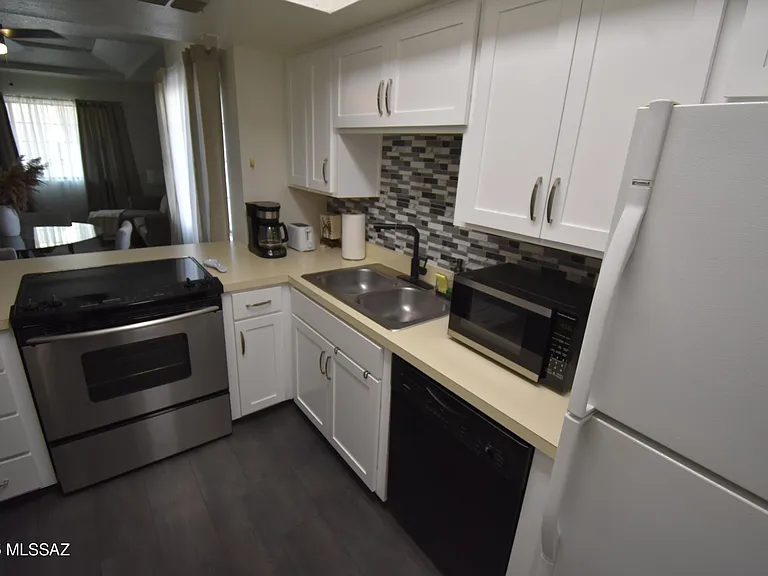 1200 E River Rd #J122 — Photo 10