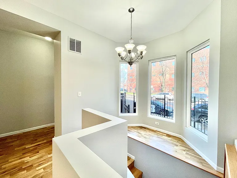 1644 N California Ave — Photo 8