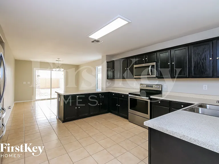 941 E Leslie Ave — Photo 5