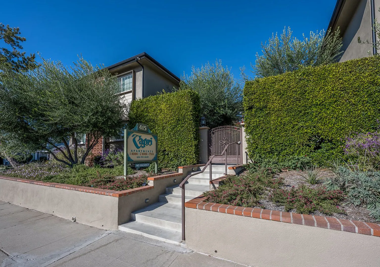 Updated spacious 1bed/1bath Apartment in North Monrovia! — Photo 2