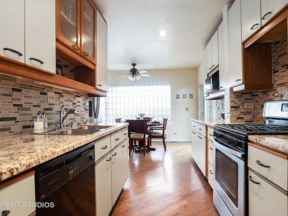 3rd image of 2926 Wilmette Ave