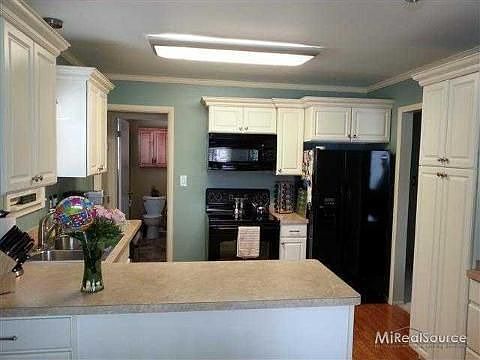 5th image of 22608 Avon St