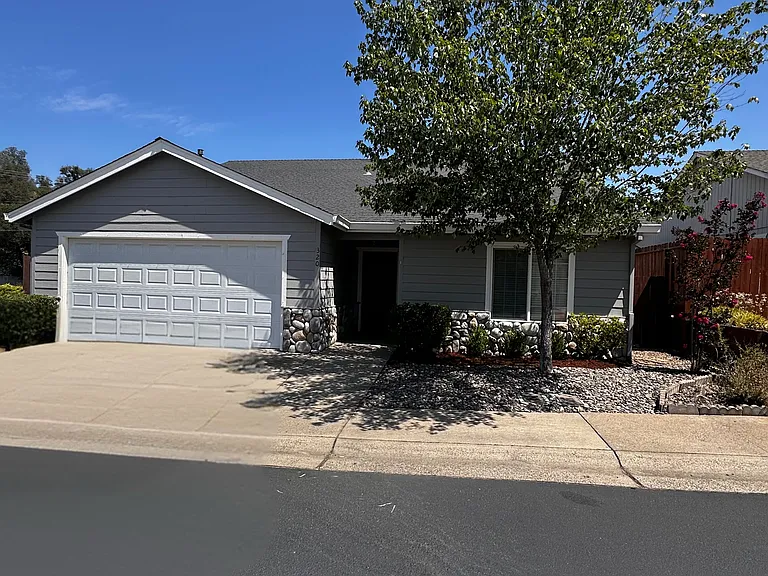 320 Elderberry Ln — Photo 1