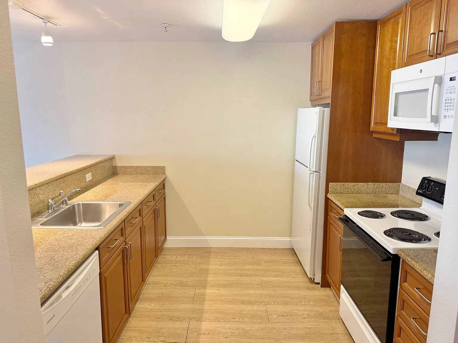 1 bed, 806 sqft, $3,500 — Photo 3