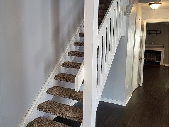3rd image of 223 Bridgewater Dr