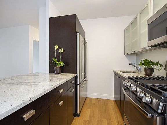 5th image of 212 E 47th St APT 28E