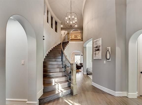 3rd image of 2204 Thornbury Ln
