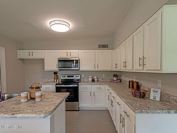 3rd image of 8021 CARLOTTA Road N