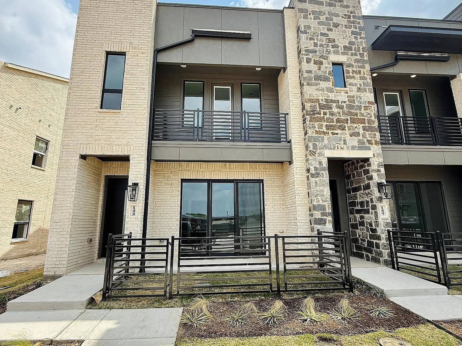 3 bed, 2115 sqft, $3,000 — Photo 1
