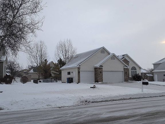3rd image of 709 Greenhaven Ln NE