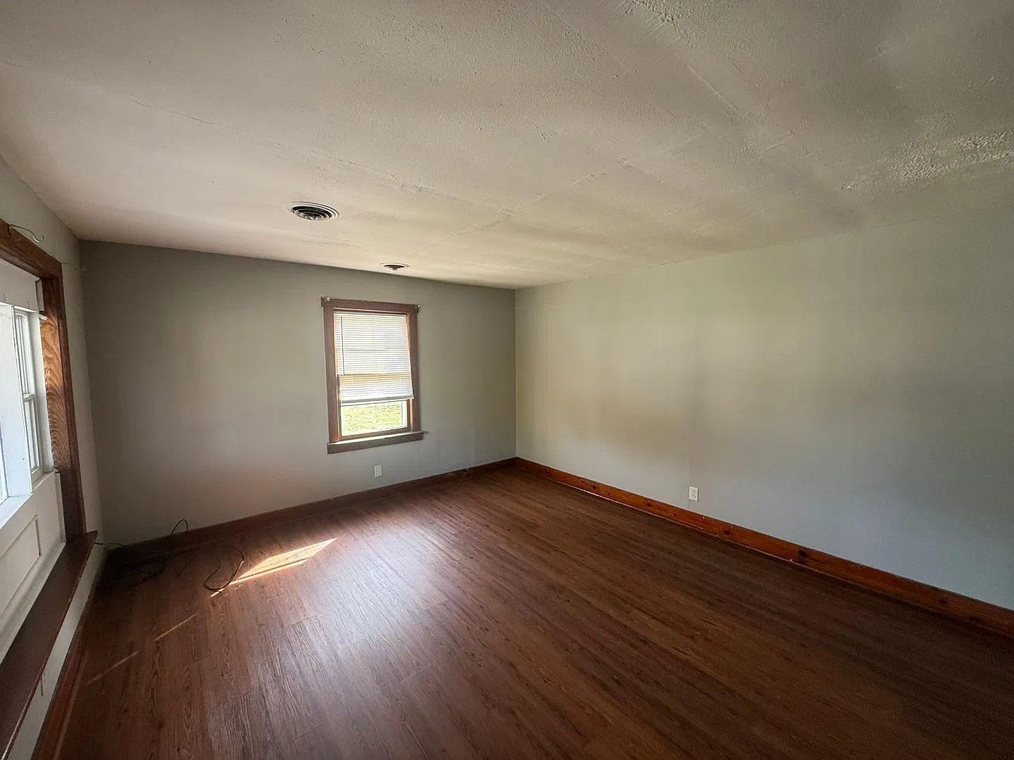 2 bed 1 bath house. 2 living rooms, sun room, big back yard, storage shed — Photo 4