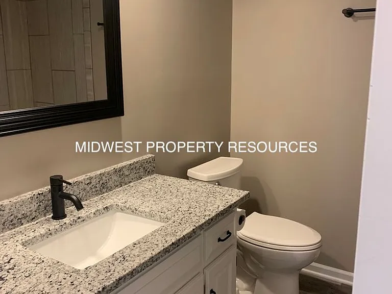 202 NW Market Pl #B — Photo 8