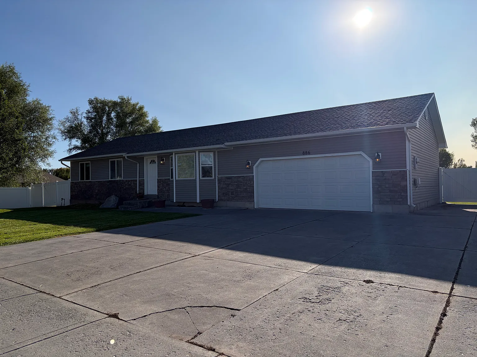 5 bed, 2318 sqft, $2,500 — Photo 2