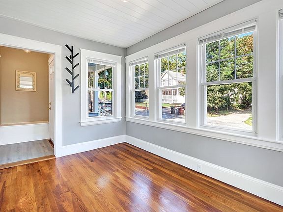 4th image of 31 Greenhood St