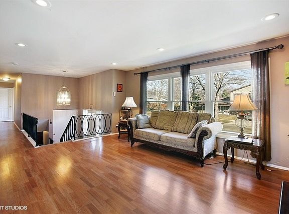 4th image of 1140 Yorkshire Dr
