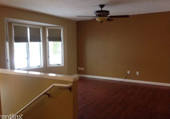 3rd image of 1556 Amberly Dr SE