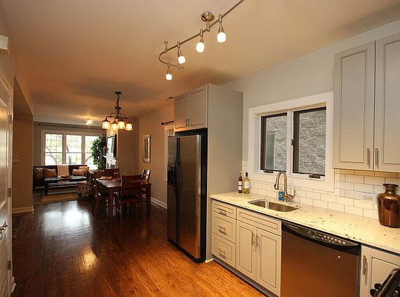 5th image of 942 N Wood St APT 1