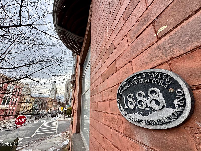 5th image of 352 Hamilton Street