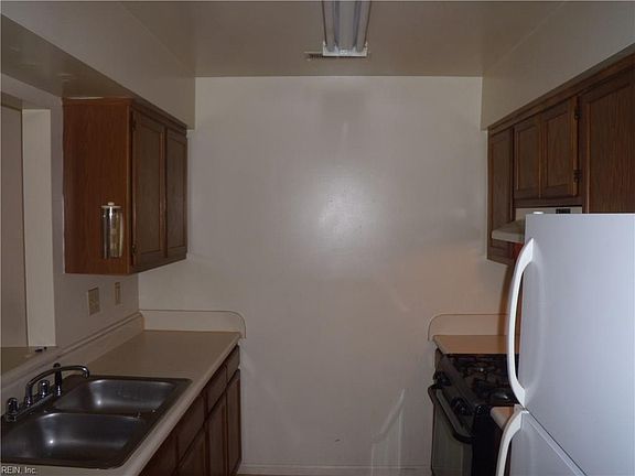 3rd image of 24 Cooper Dr