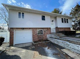 10 Dartmouth Dr, Deer Park, NY 11729