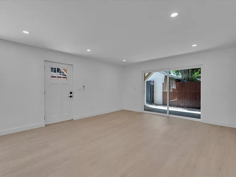 6915 Encino Ave #LOWER — Photo 10