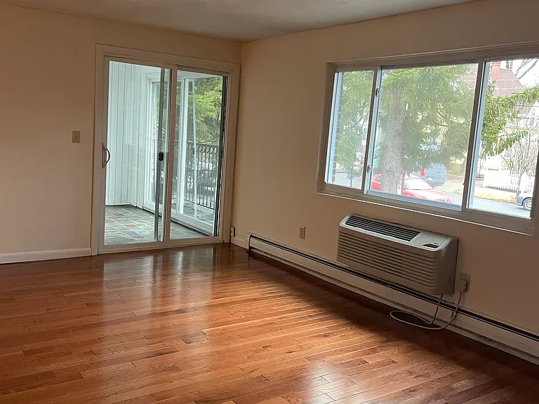 36 Warren St #4 — Photo 4