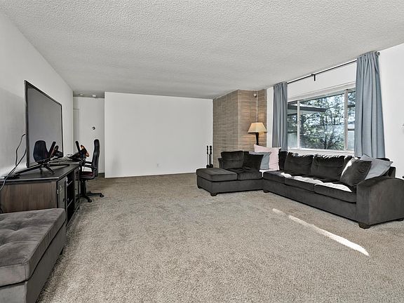 4th image of 17372 Meadow View Dr