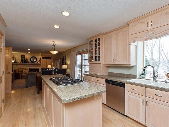 5th image of 360 Essex Dr NE
