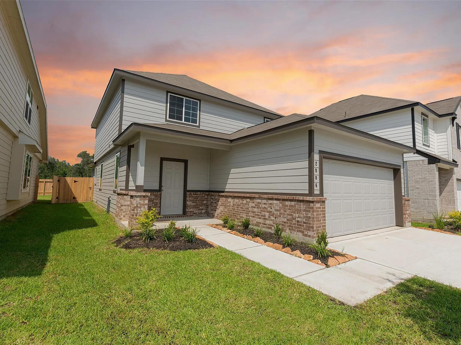 4 bed, 2.5 bath, 2084 sqft, $2,100 — Photo 2