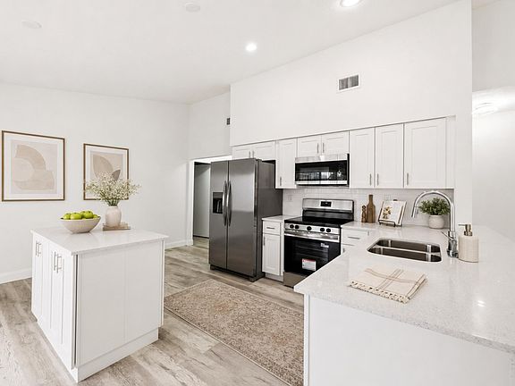 3rd image of 905 NW 22nd Avenue
