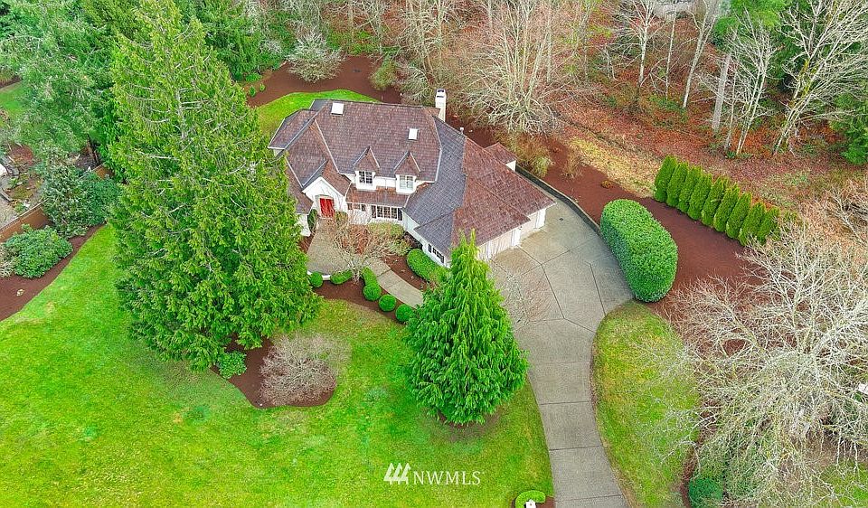 Beautiful Buchan 2 story home in the sought after community of Lake of the Woods in Woodinville. 