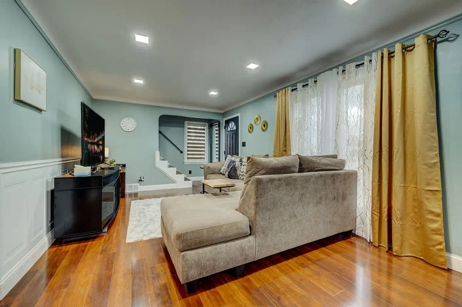 2 bed, 1.0 bath, 1388 sqft, $2,730 — Photo 3