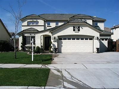 Welcome Home! Splash into the backyard!