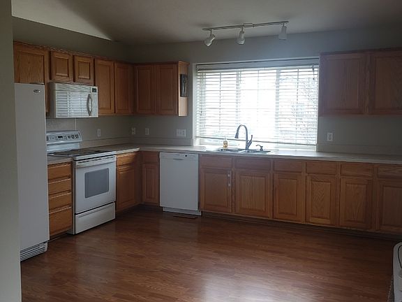 Spacious eat-in kitchen