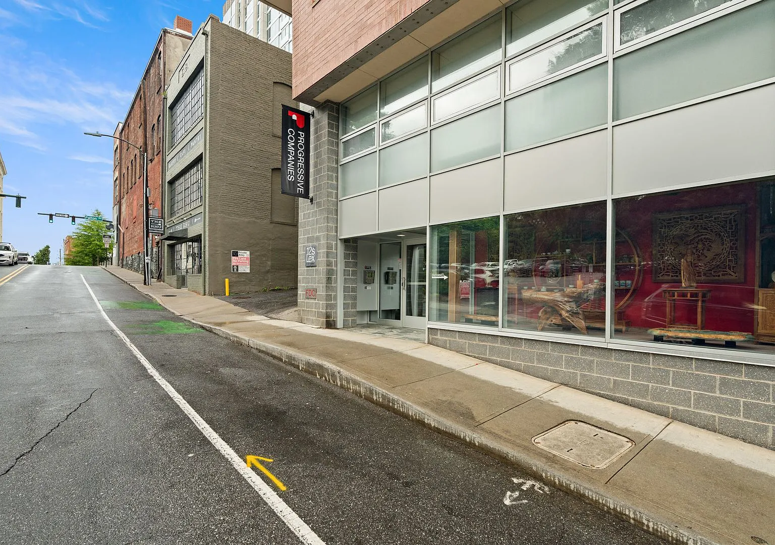 Attractive Modern Condo - Excellent Downtown Location — Photo 2