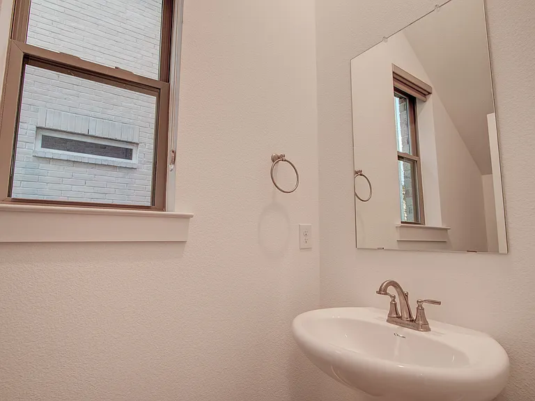 724 Kendall Ln — Photo 8