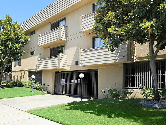 3rd image of 6210 Woodman Ave APT 211