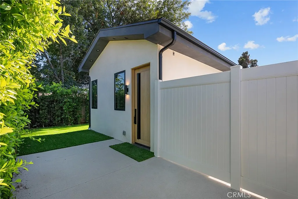 2 bed, 950 sqft, $3,800 — Photo 2