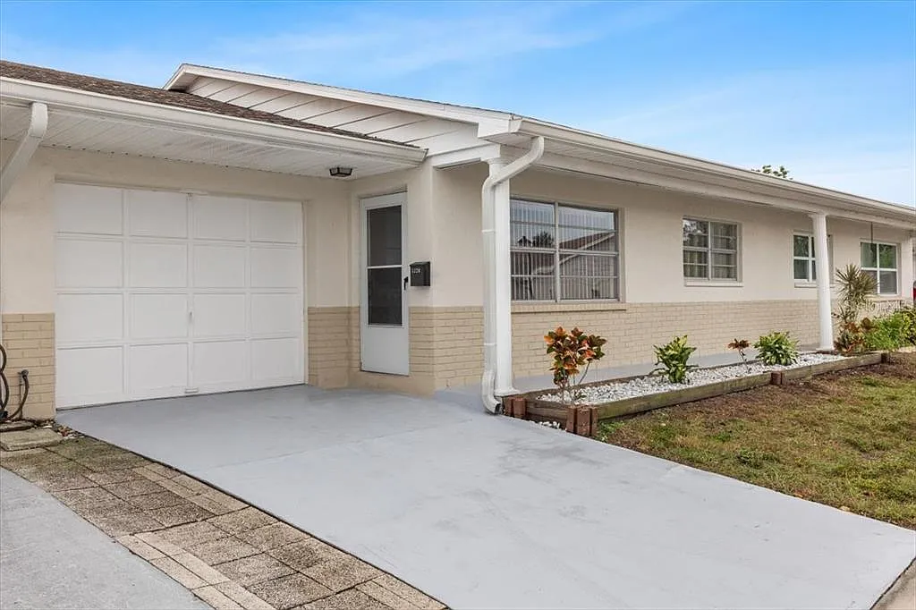 2 bed, 2.0 bath, 1170 sqft, $1,600 — Photo 2