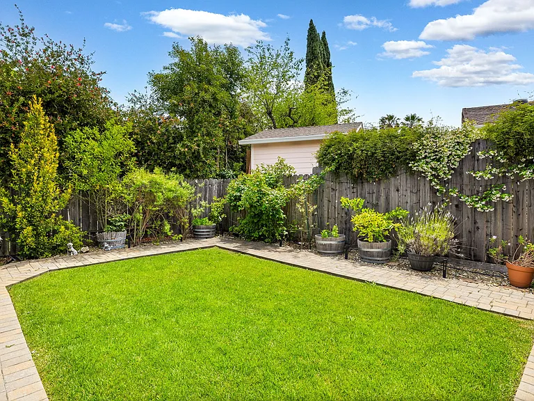 1066 Century Dr — Photo 27