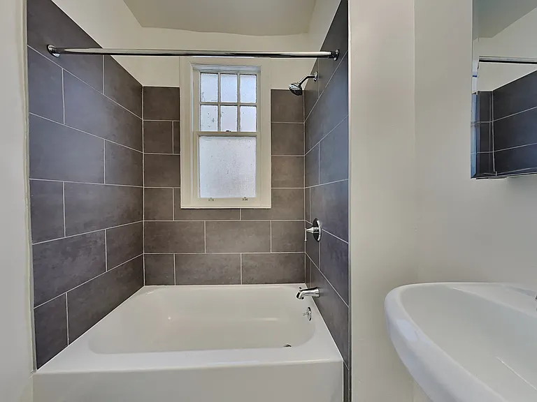 832 Erie St — Photo 7