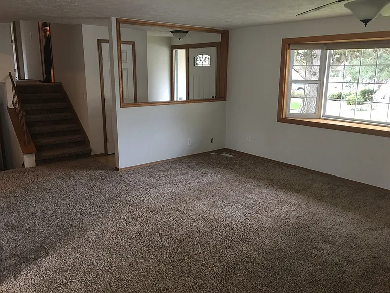 606 W Elwood Ct — Photo 3