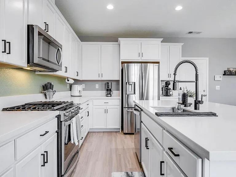 1303 Niemann St — Photo 9
