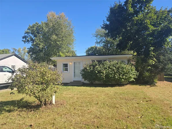 3054 Brisbane Ave, Commerce Township, MI 48390